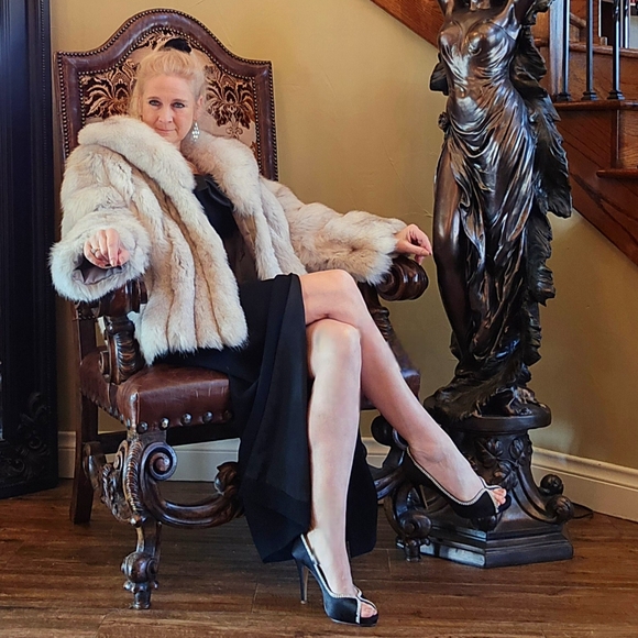 Elegant Ivory Fox Fur Coat with Rolling Sleeves & Plush Collar - Picture 17 of 17